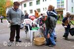 Perníkiáda s VŘSR 2009 - házení oříšků do Popelčiných střevíčků